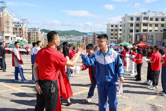 綏芬河：高考學(xué)子奔赴考場各方全力護航助考生圓夢